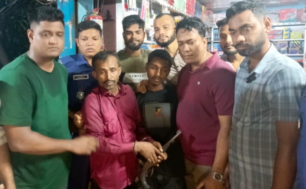 অস্ত্র বিক্রি করতে গিয়ে দুই কারবারি আটক