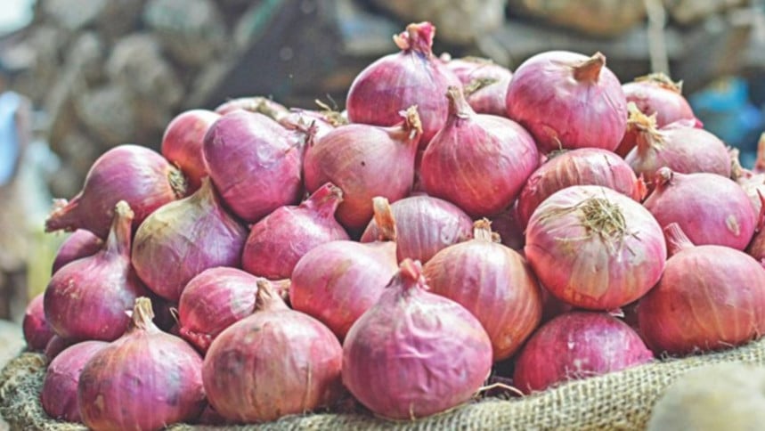 বাজারে পেঁয়াজ নিয়ে হুলুস্থুল কাণ্ড, দাম বেড়ে ১৬০ টাকায় বিক্রি