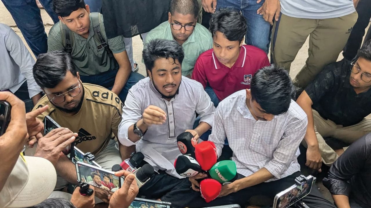 ৭ কলেজের সব সেশন সেন্ট্রাল ইউনিভার্সিটিতে অন্তর্ভুক্তি দাবিতে অবস্থান কর্মসূচি