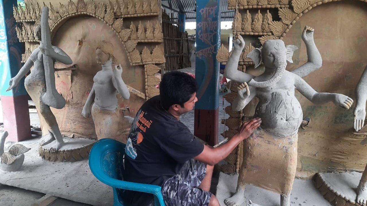 আদমদীঘিতে দুর্গার প্রতিমা তৈরিতে ব্যস্ত কারিগররা