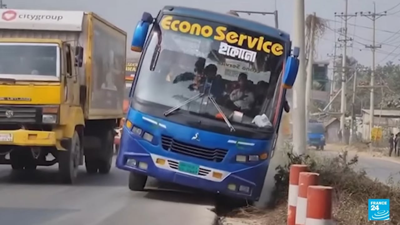 বাংলাদেশের সড়কে বেপরোয়া বাস, যে তথ্য উঠে এলো ফরাসি গণমাধ্যমে
