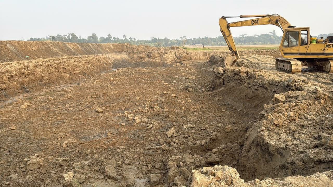 রায়পুরে উর্বর কৃষিজমি পরিণত হচ্ছে জলাশয়ে