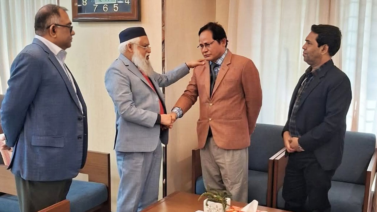 ডিজির মহানুভবতায় চাকরি ফিরে পেল সেই ডা. ধনদেব