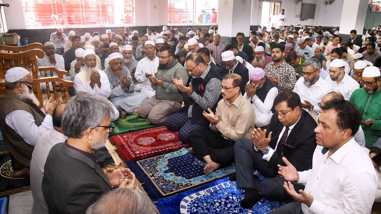 খালেদা জিয়ার সুস্থতা কামনায় ঢাবি প্রশাসনের দোয়া মাহফিল