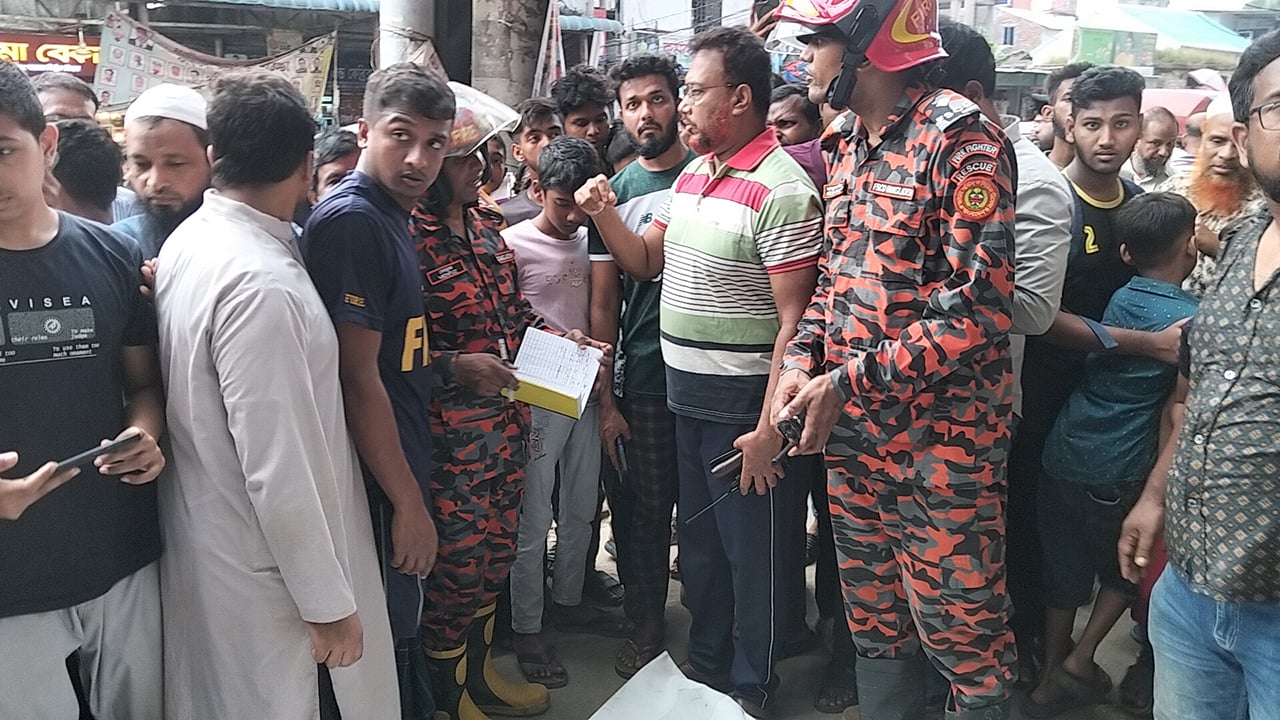 মুন্সীগঞ্জে সেপটিক ট্যাংকে কাজ করতে নেমে ৩ শ্রমিকের মৃত্যু