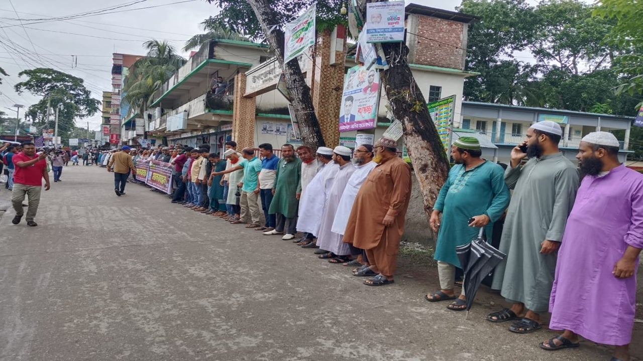 ইউএনও রাহুলকে গ্রেপ্তারের দাবিতে উত্তাল রাজাপুর