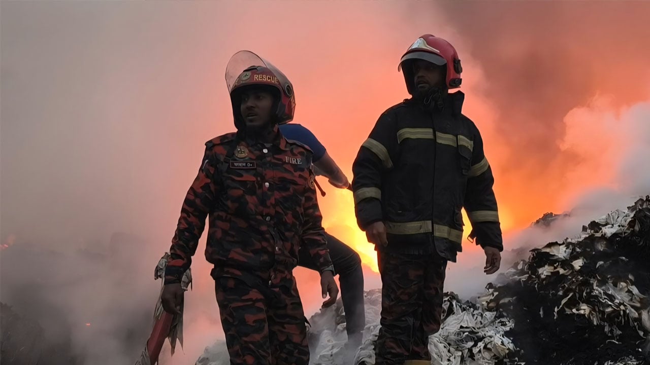 গাজীপুরের ঝুট গোডাউনে আগুন, নিয়ন্ত্রণে কাজ করছে ৬টি ইউনিট