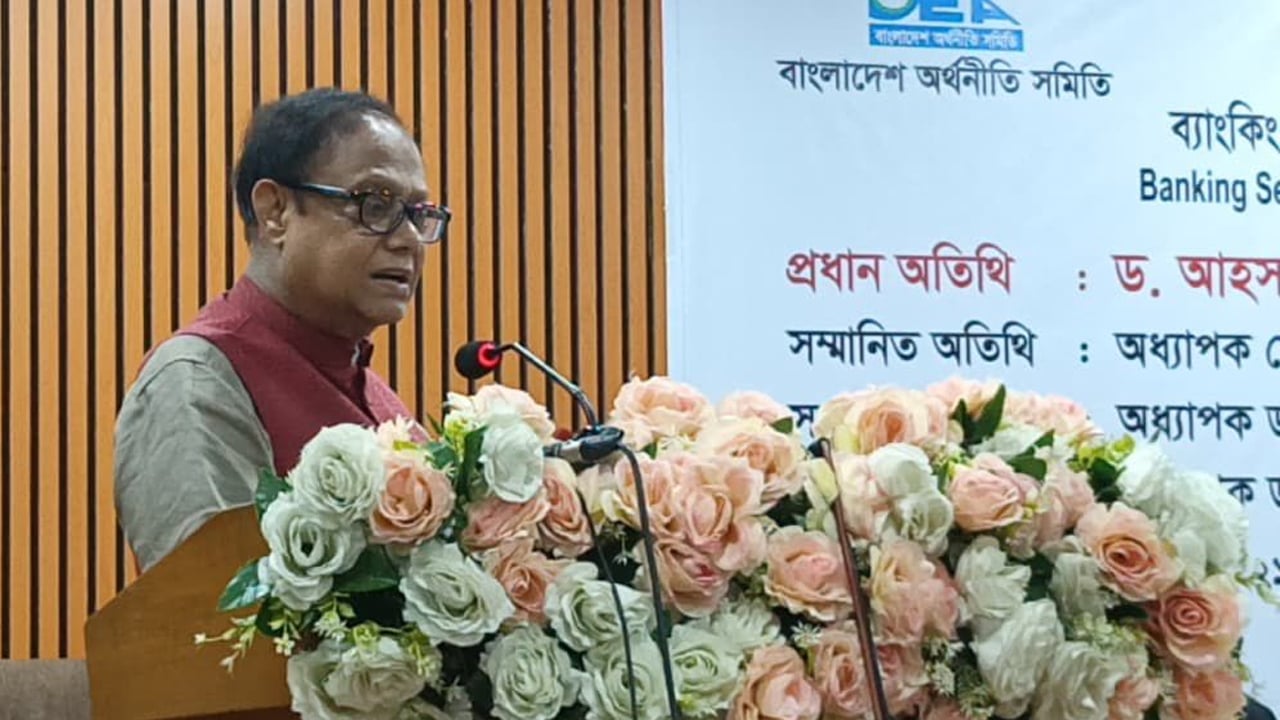 সুশাসনের অভাবে ব্যাংকিং খাত থেকে ৩ লাখ কোটি টাকা বেরিয়ে গেছে: গভর্নর