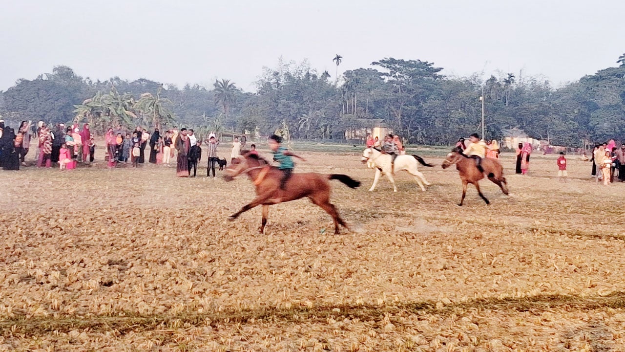 ঐতিহ্যবাহী ঘোড়া দৌড় প্রতিযোগীতায় হাজারো মানুষের উপচেপড়া ভিড়