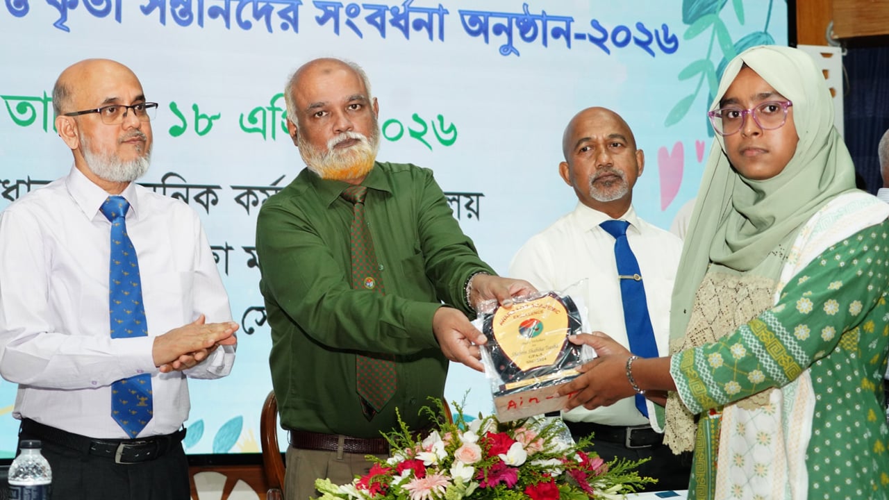 ঢাকা সেনানিবাসে কৃতী শিক্ষার্থীদের সংবর্ধনা ও পুরস্কার প্রদান