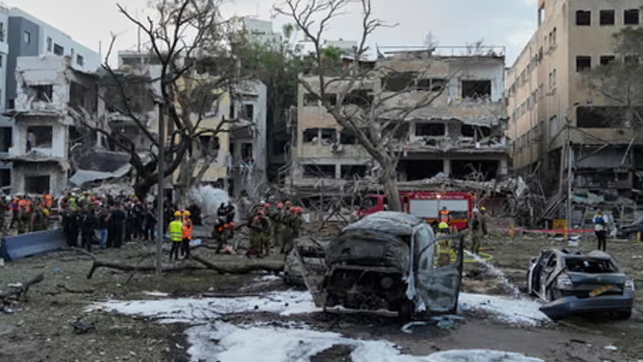 ইসরাইলি জাহাজ ও জ্বালানি ট্যাংকে ইরানের হামলা