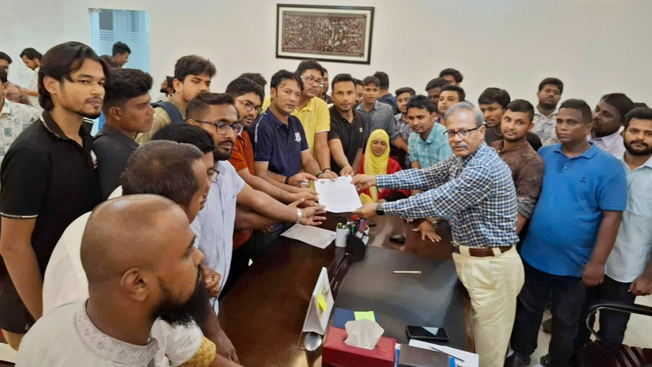 ফ্যাসিবাদের দোসর শিক্ষক-কর্মকর্তাদের বিচারসহ জবি ছাত্রদলের ৫ দাবি