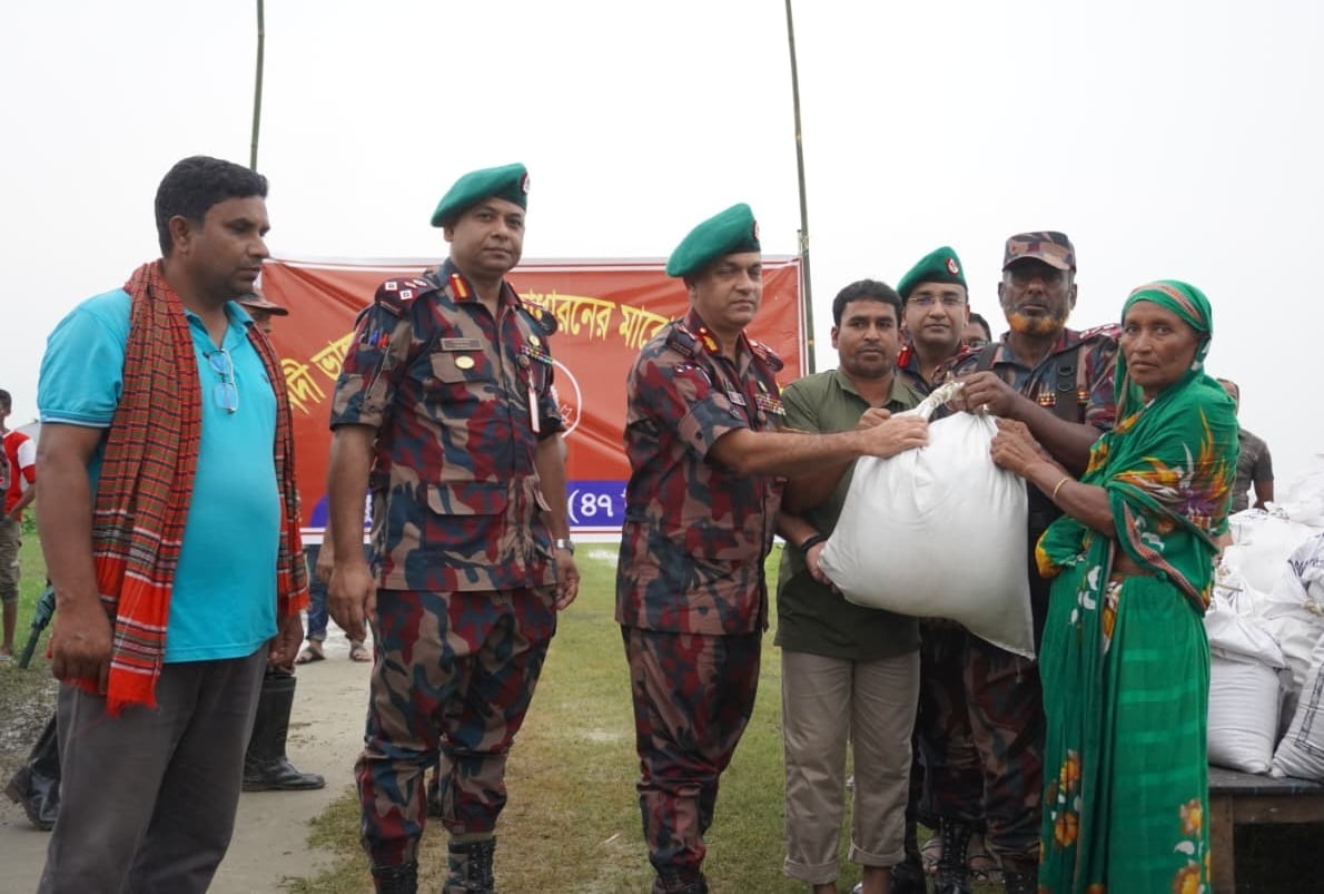 কুষ্টিয়ার সীমান্তবর্তী পদ্মা নদীর ভাঙনে ক্ষতিগ্রস্ত মানুষের পাশে বিজিবি