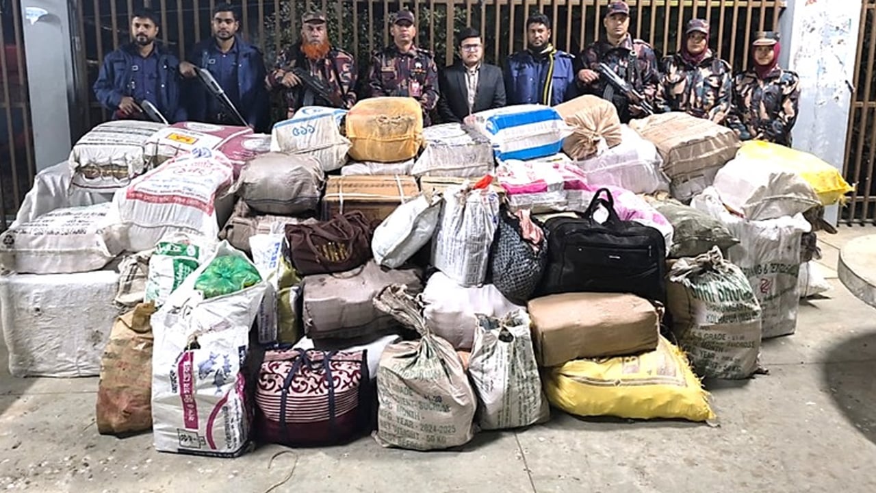 কুমিল্লায় ২ কোটি টাকার অবৈধ ভারতীয় মালামাল জব্দ