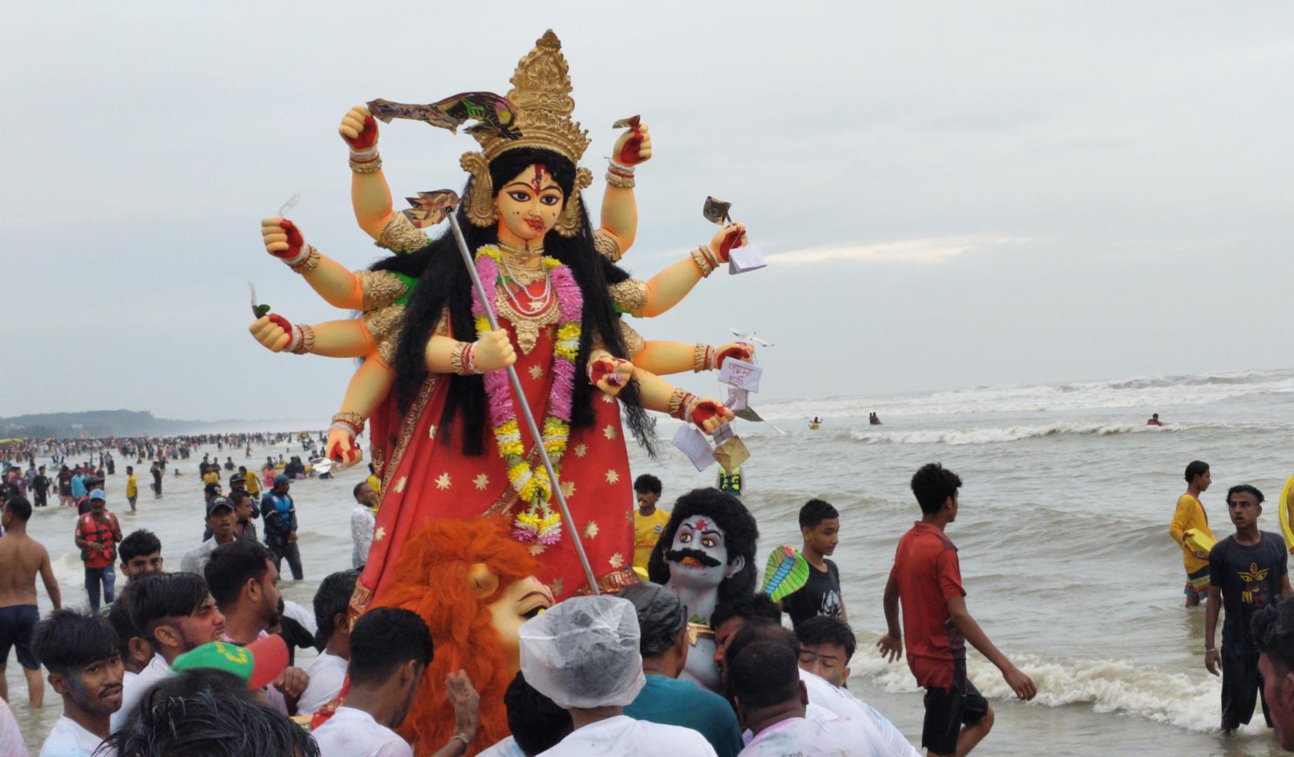 বৃষ্টি আর বৈরী আবহাওয়ায় সমুদ্র সৈকতে জাঁকজমকপূর্ণ প্রতিমা বিসর্জন