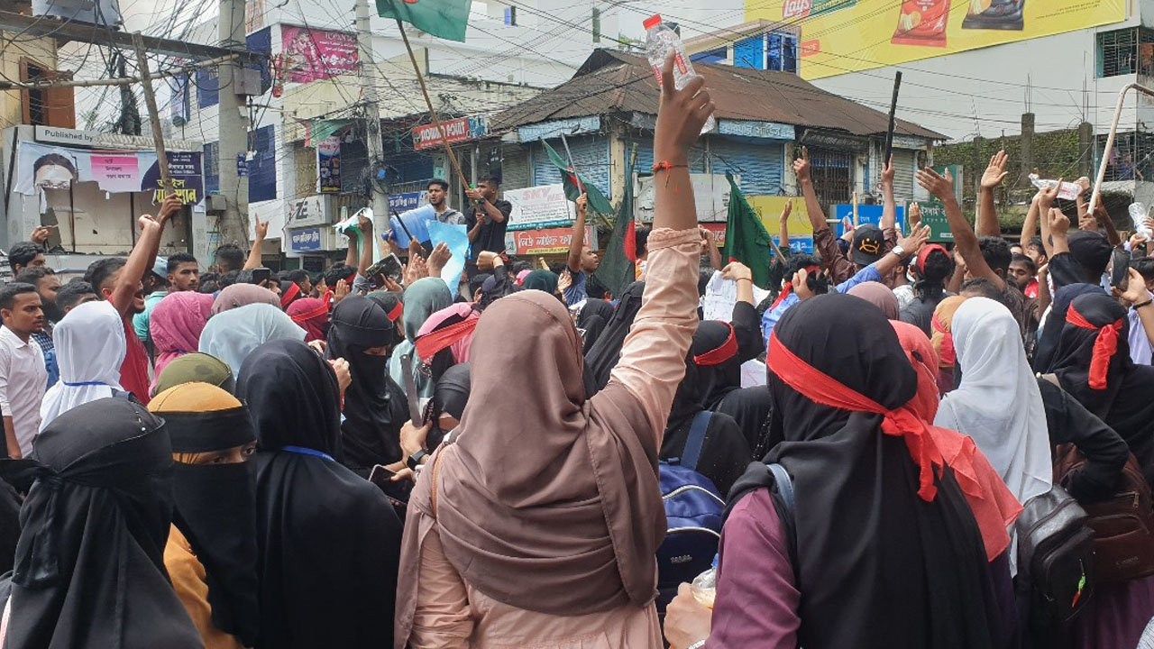 চৌমুহনা চত্বর হয়ে ওঠে মৌলভীবাজারের ‘তাহরির স্কয়ার’