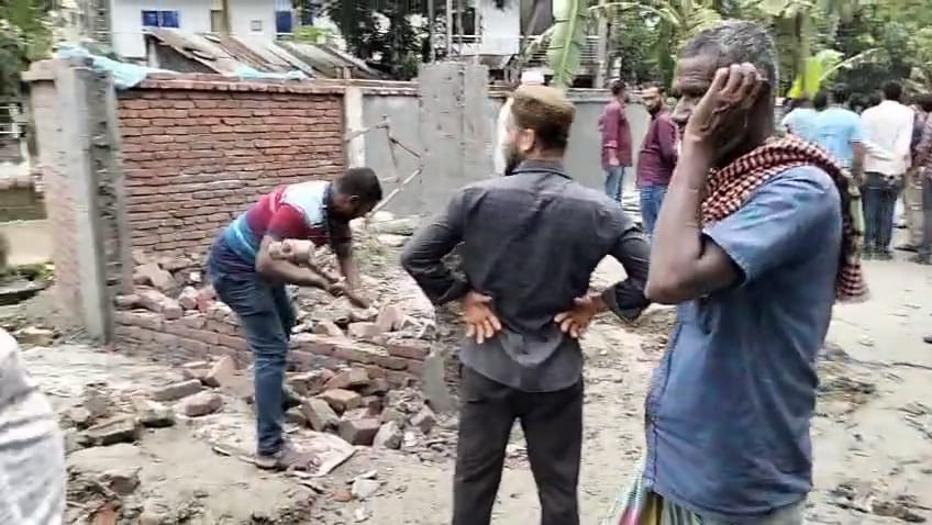 দিনদুপুরে ভোলা জেলা প্রশাসকের বাসভবনের বাউন্ডারি ভাঙচুর
