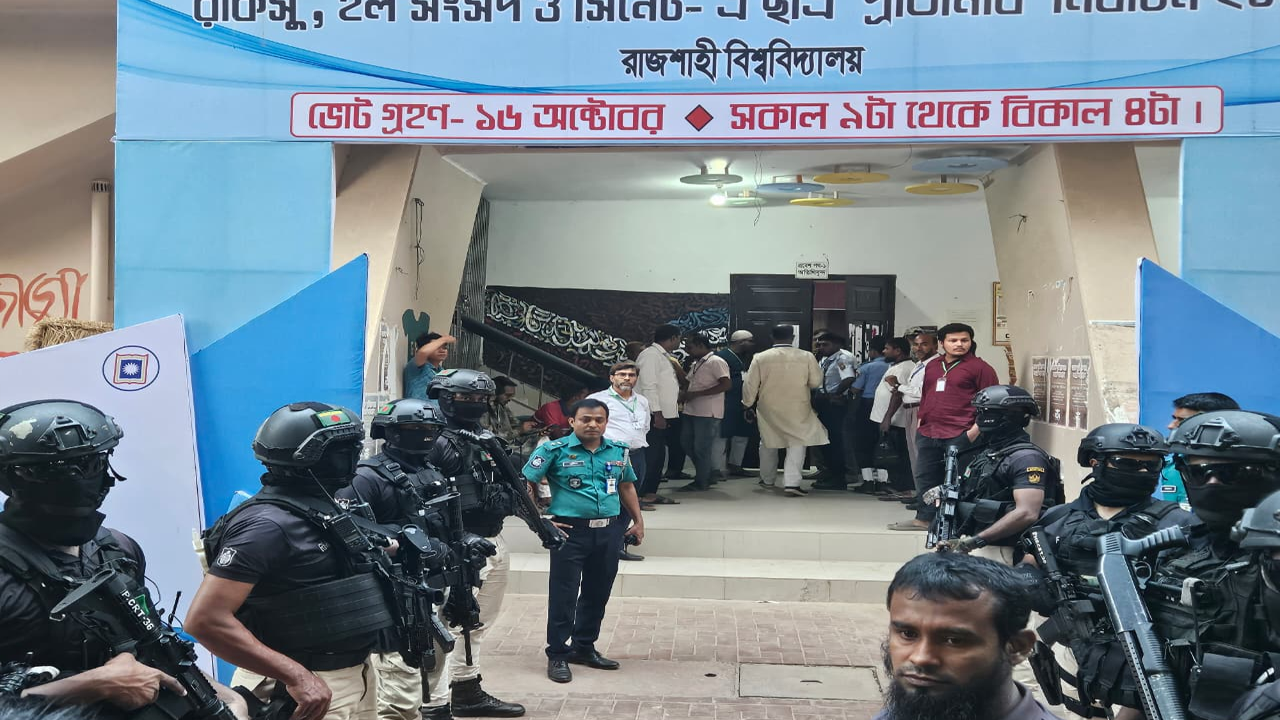 কড়া নিরাপত্তায় ব্যালট বাক্স আনা হলো গণনার জন্য