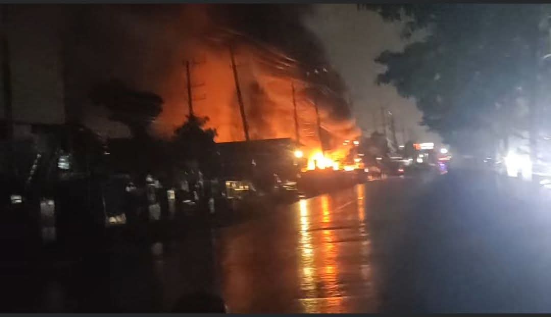 সীতাকুণ্ডে জামায়াত নেতার মার্কেটে আগুন, দেড় ঘণ্টা যান চলাচল বন্ধ