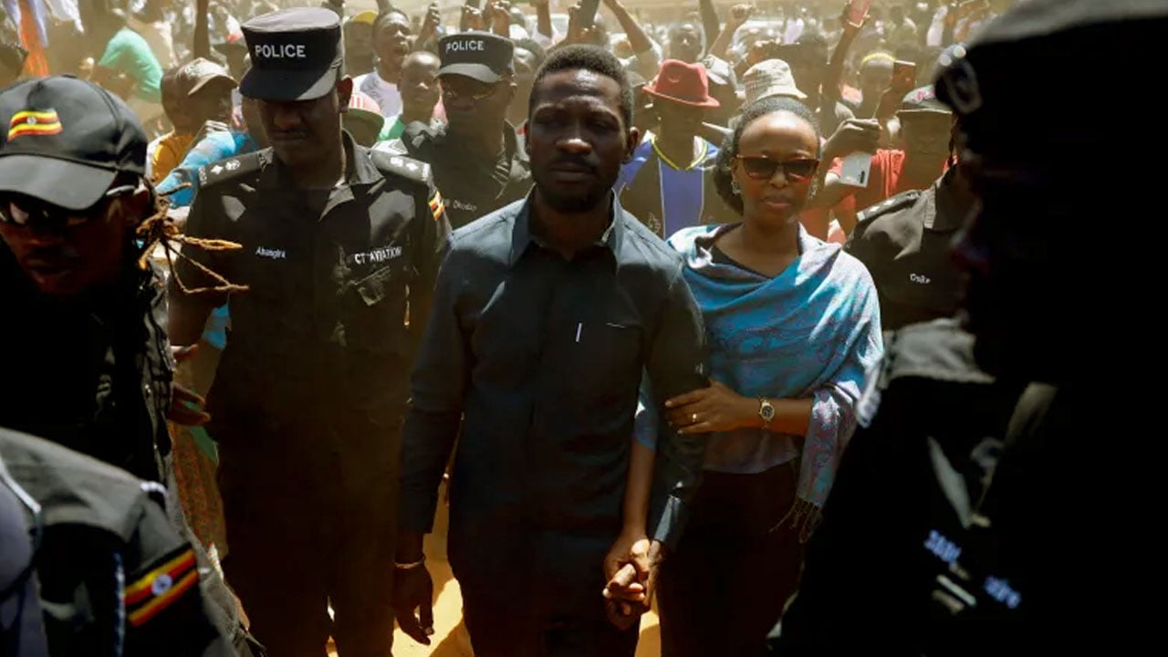 উগান্ডার বিরোধী দলীয় নেতাকে হেলিকপ্টারে তুলে নিয়ে গেছে সেনাবাহিনী