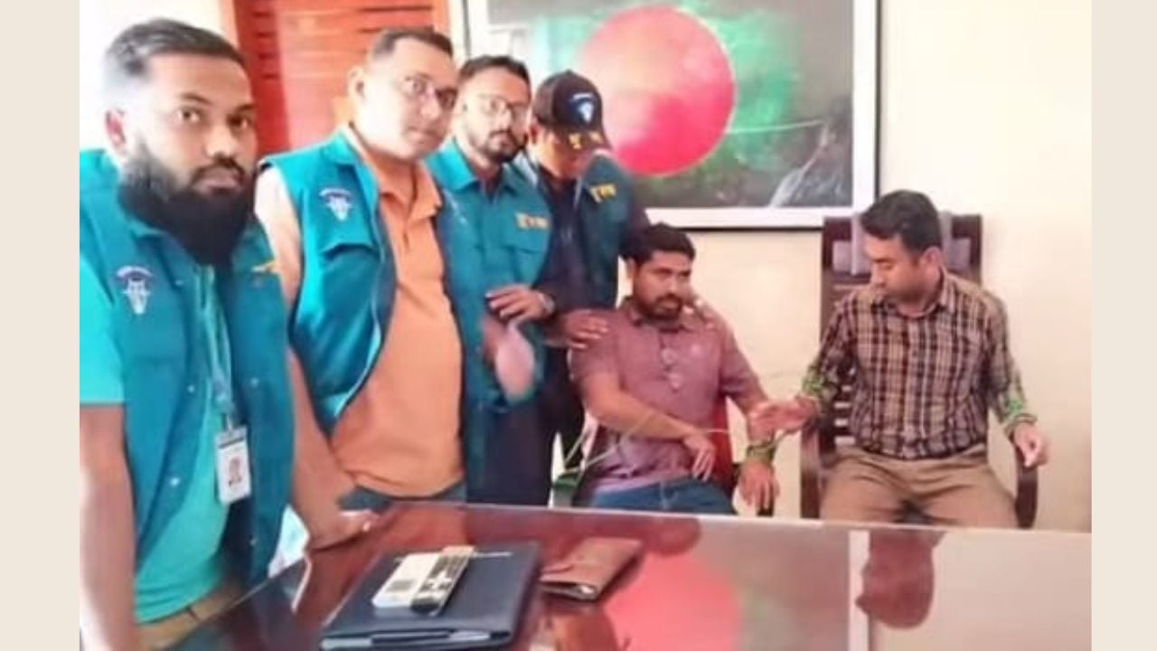 ফেনীতে ঘুষের টাকাসহ দুদকের হাতে উপজেলা প্রকল্প কর্মকর্তা আটক