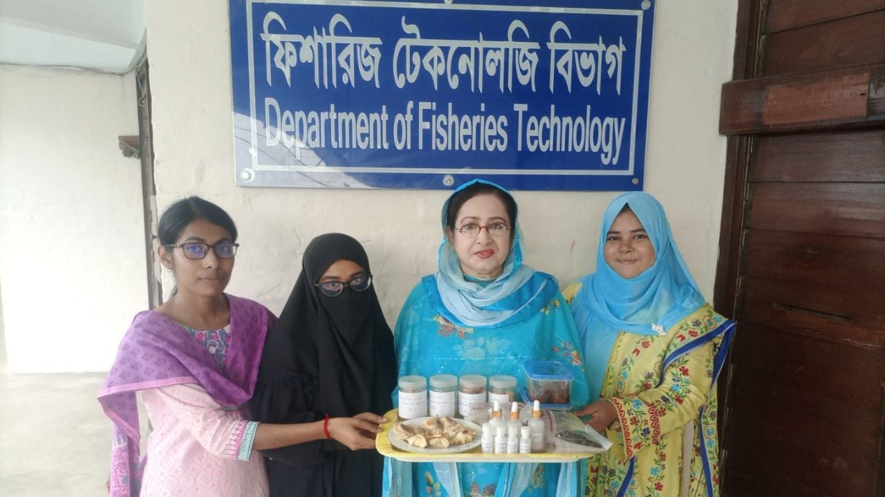 সমুদ্রের শৈবালে সম্ভাবনা: বিদেশি প্রসাধনীর বিকল্পে বাকৃবির সাফল্য