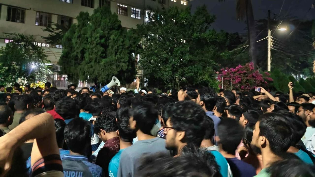 রুয়েটের জিয়া হলে ছাত্রদল ও সাধারণ শিক্ষার্থীরা মুখোমুখি অবস্থানে