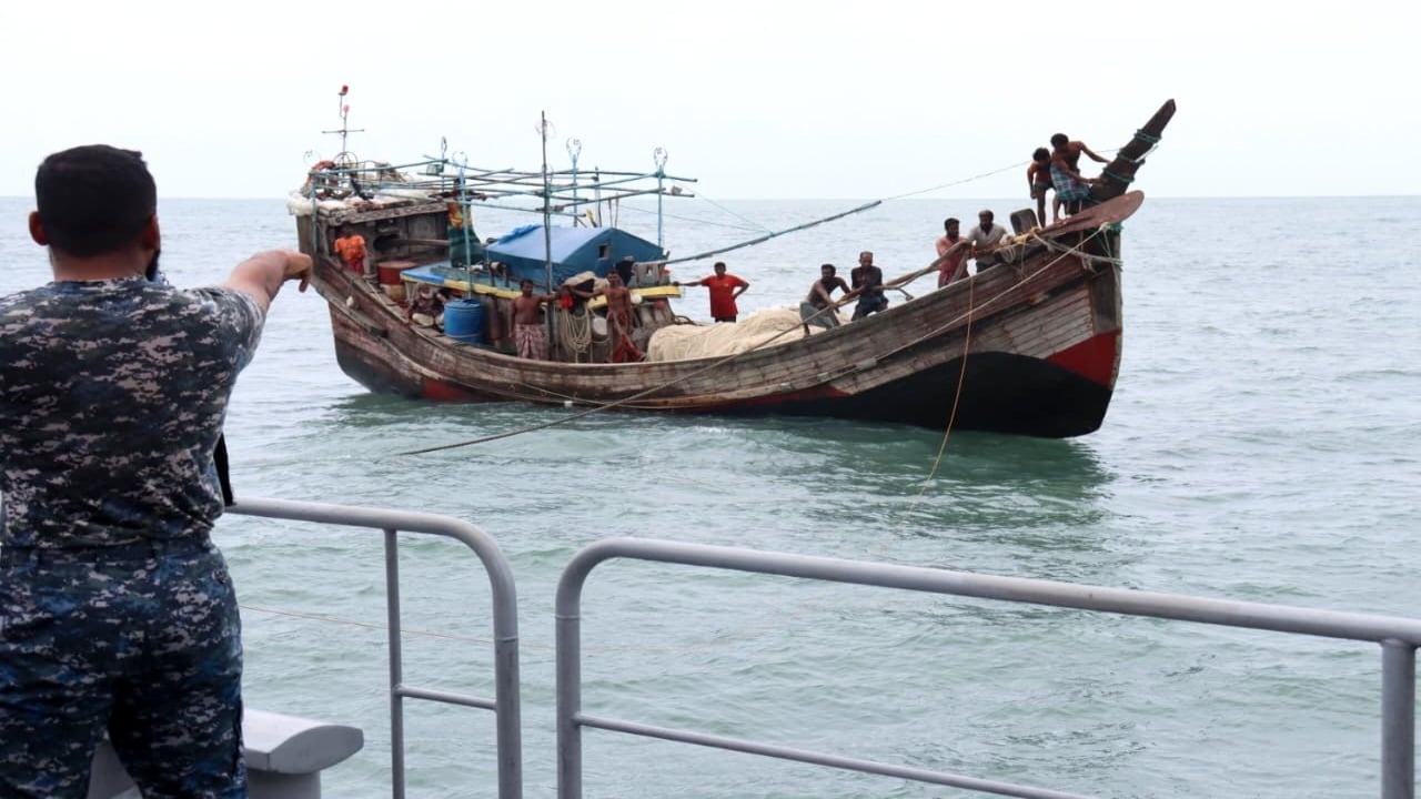 বঙ্গোপসাগরে ট্রলারসহ ১২ জেলেকে উদ্ধার করলো নৌবাহিনী