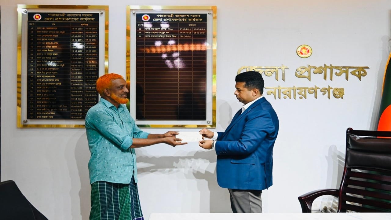 কন্যাদায়গ্রস্ত বাবার পাশে ডিসি
