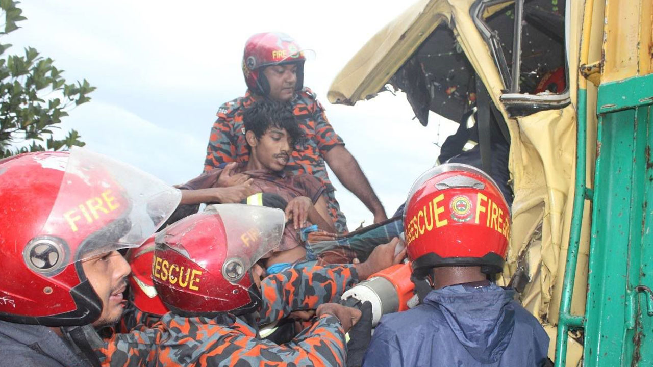 হবিগঞ্জে বাস-ট্রাক সংঘর্ষে আহত ১০