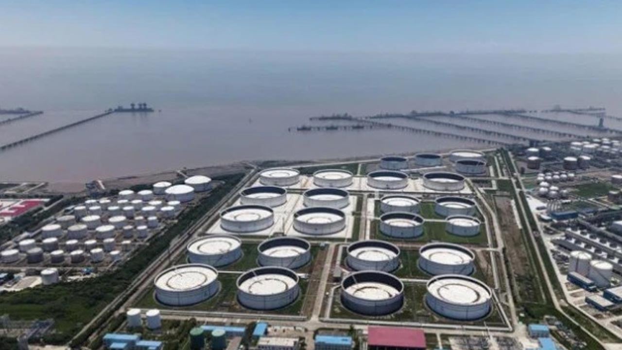 তেল শোধনাগারগুলোকে রপ্তানি স্থগিতের নির্দেশ চীনের