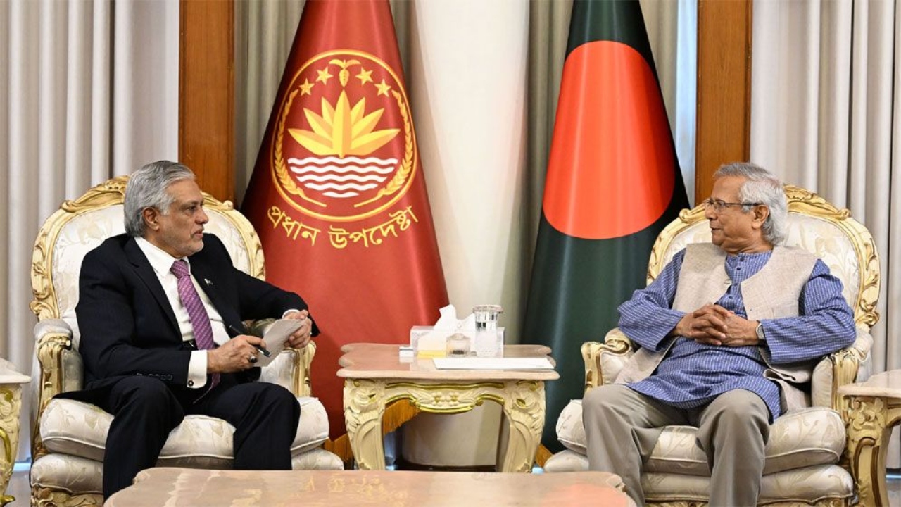 প্রধান উপদেষ্টার সঙ্গে পাকিস্তানের উপ-প্রধানমন্ত্রী ইসহাক দারের সাক্ষাৎ