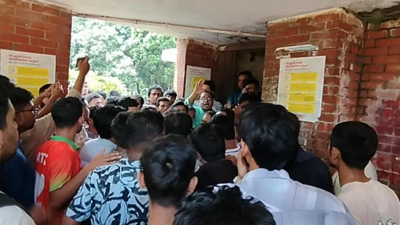 জাবিতে ছাত্রদলের দুই গ্রুপের হাতাহাতি