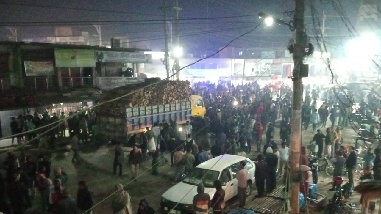 পত্নীতলায় সড়ক দুর্ঘটনায় মা-মেয়ে নিহত