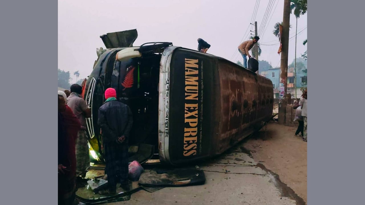 গোবিন্দগঞ্জে ঢাকা-রংপুর মহাসড়কে বাস উল্টে আহত ১৫