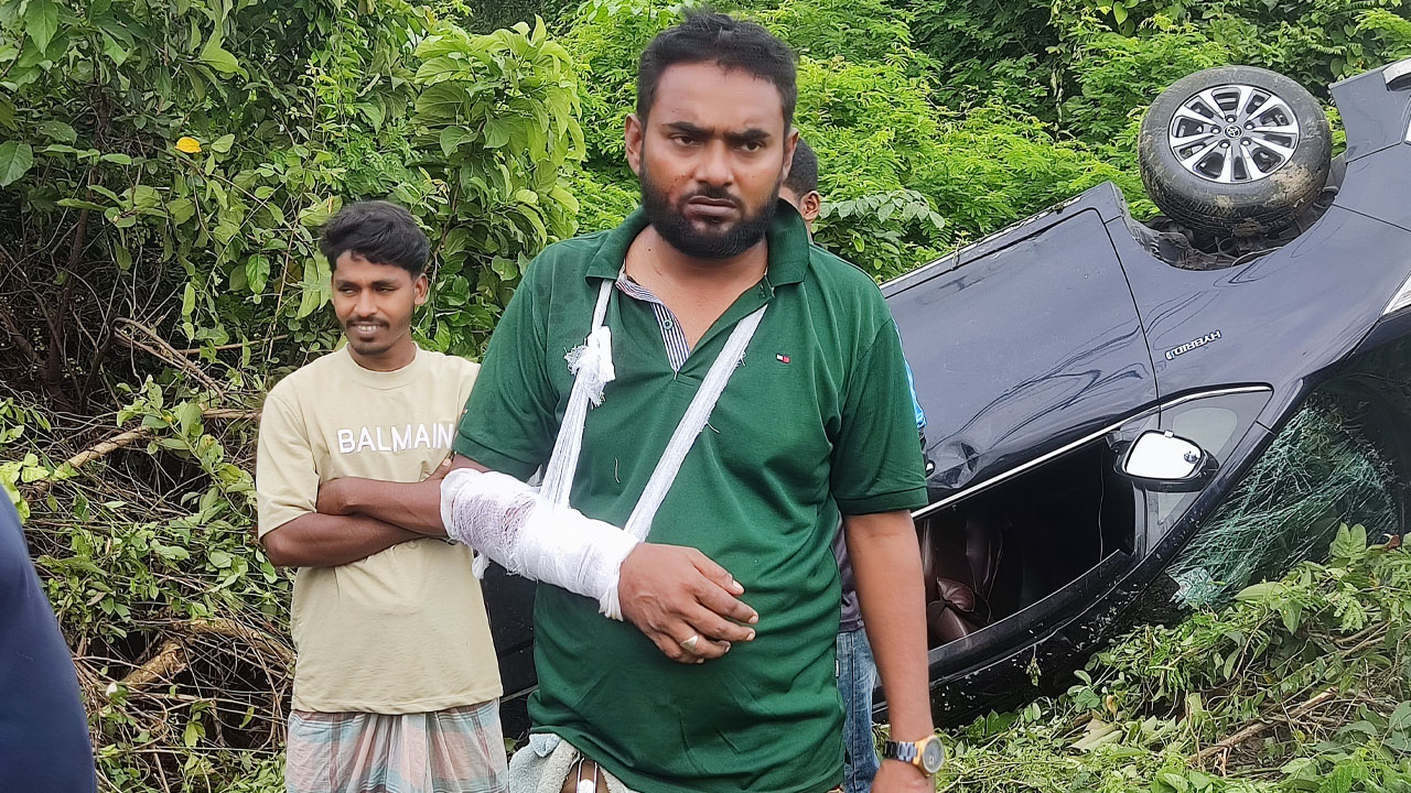 কাভার ভ্যান-মাইক্রোবাসের মুখোমুখি সংঘর্ষে নিহত ১, আহত ৪