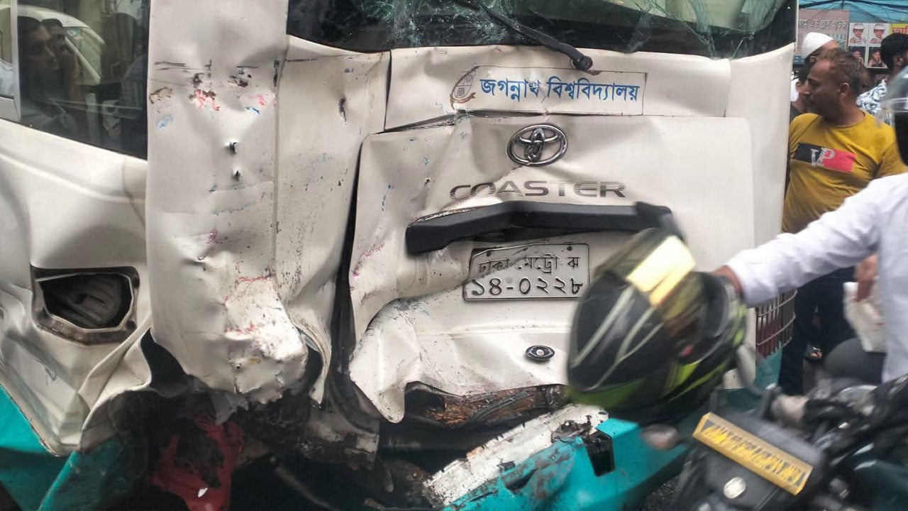 মালিবাগে দুর্ঘটনার শিকার জবি শিক্ষকদের বাস, আহত অন্তত ৩