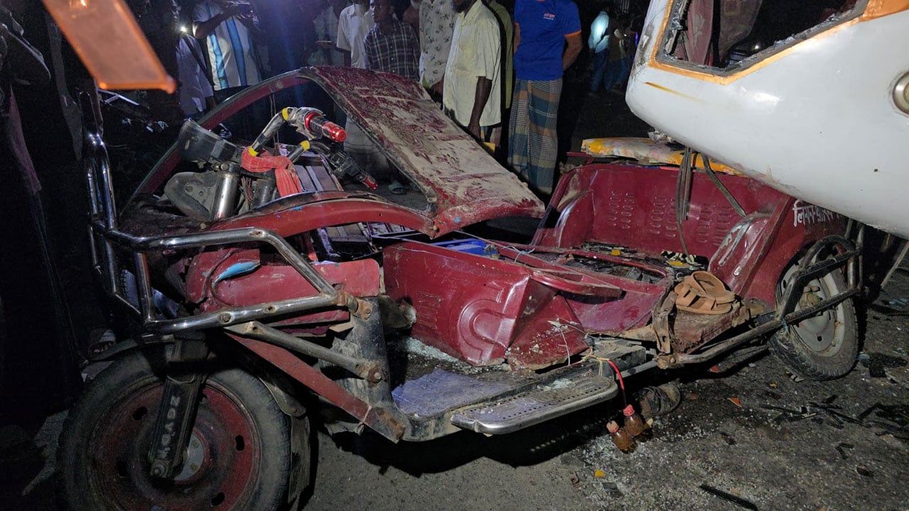 জামালপুরে বাস চাপায় প্রাণ গেল অটোরিকশার ৪ যাত্রীর