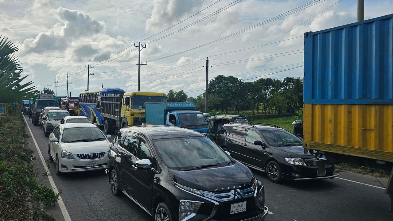 ঢাকা-চট্টগ্রাম মহাসড়কে লরির ধাক্কায় নিহত ১, দীর্ঘ যানজট