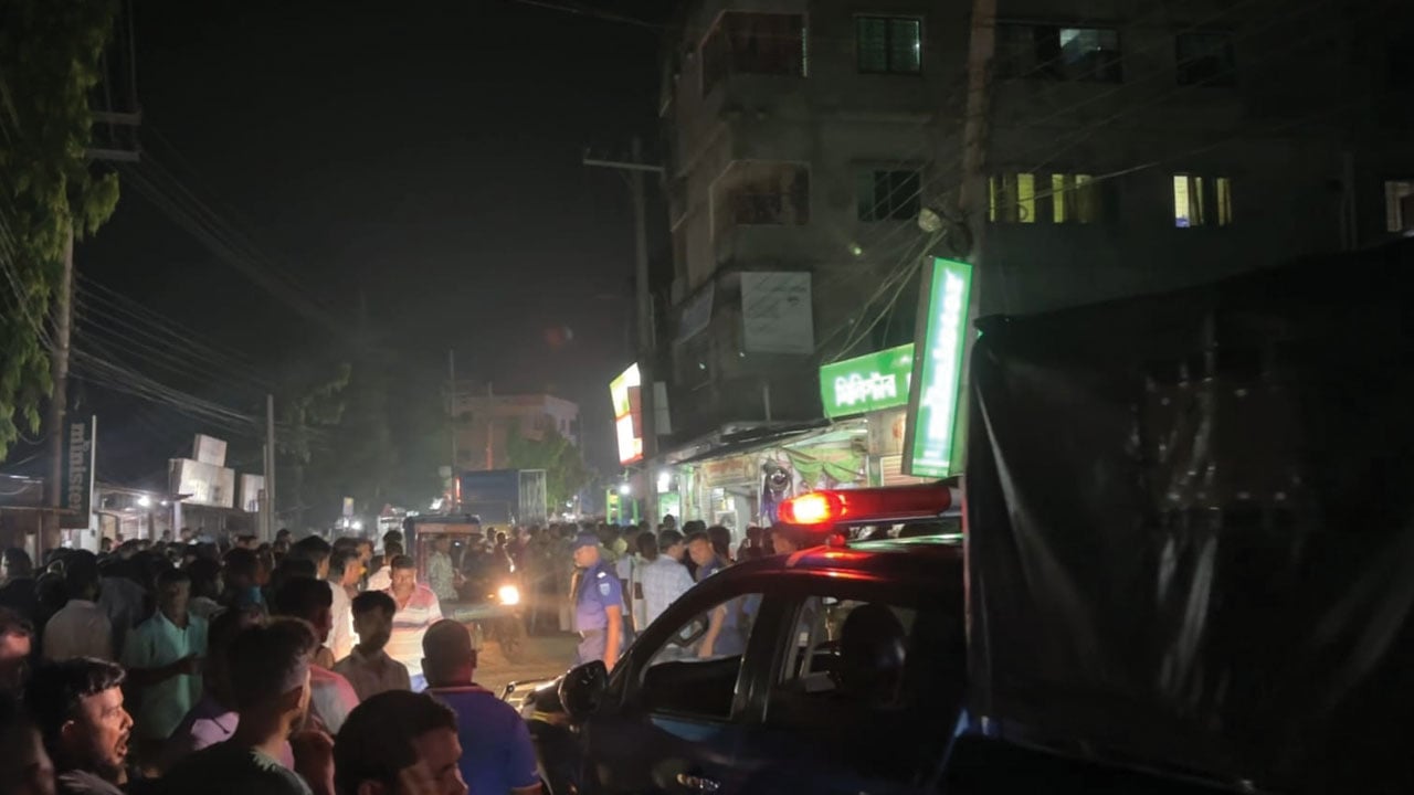 নীলফামারীতে কাভার্ডভ্যানের ধাক্কায় মোটরসাইকেল আরোহী নারী নিহত