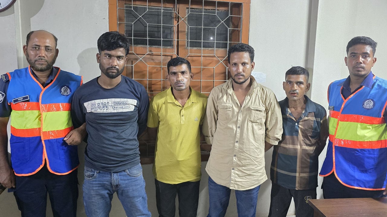 ফেরিতে ছদ্মবেশে নৌ পুলিশের অভিযানে জুয়াড়ি চক্রের চার সদস্য আটক