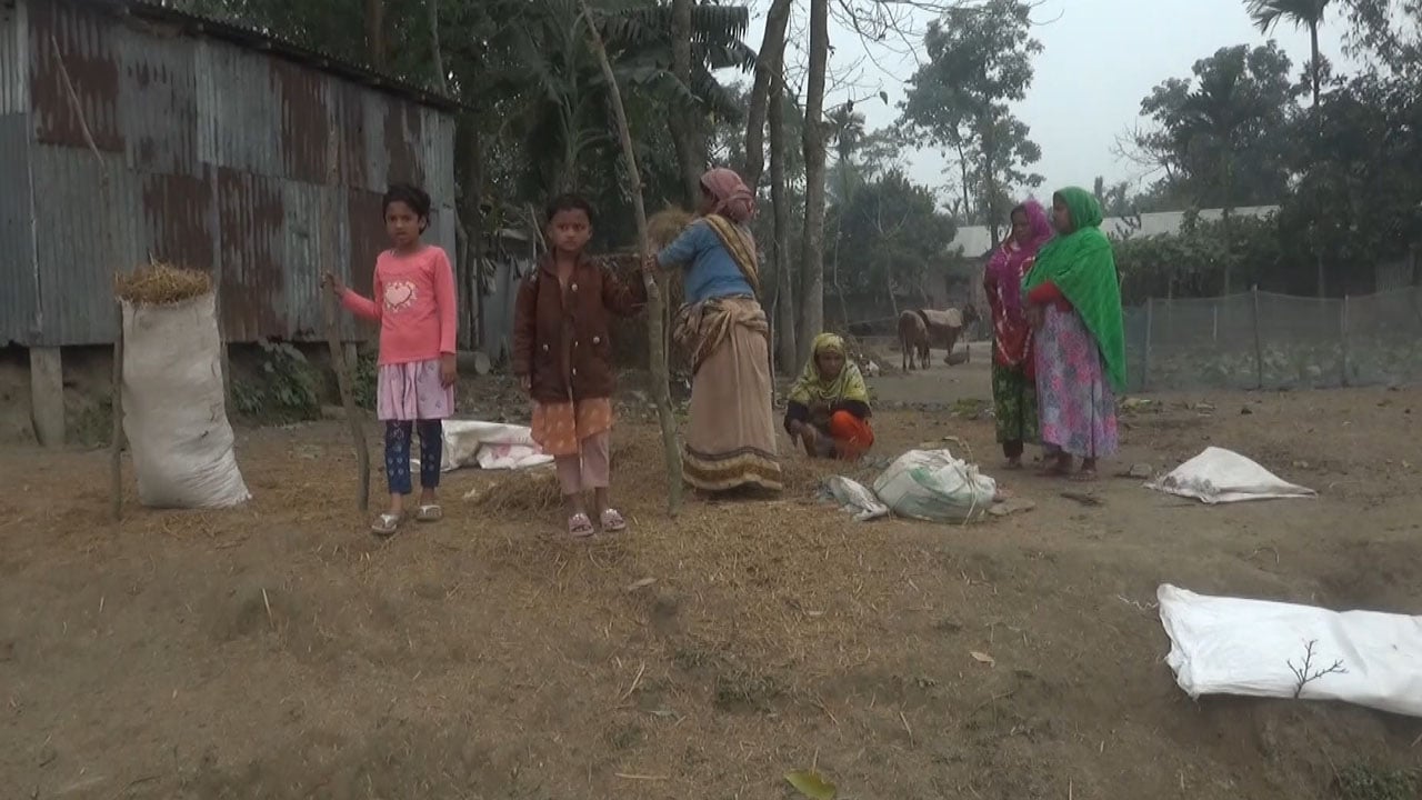 তীব্র শীতে চরম দুর্ভোগে তিস্তার চরাঞ্চলের মানুষ