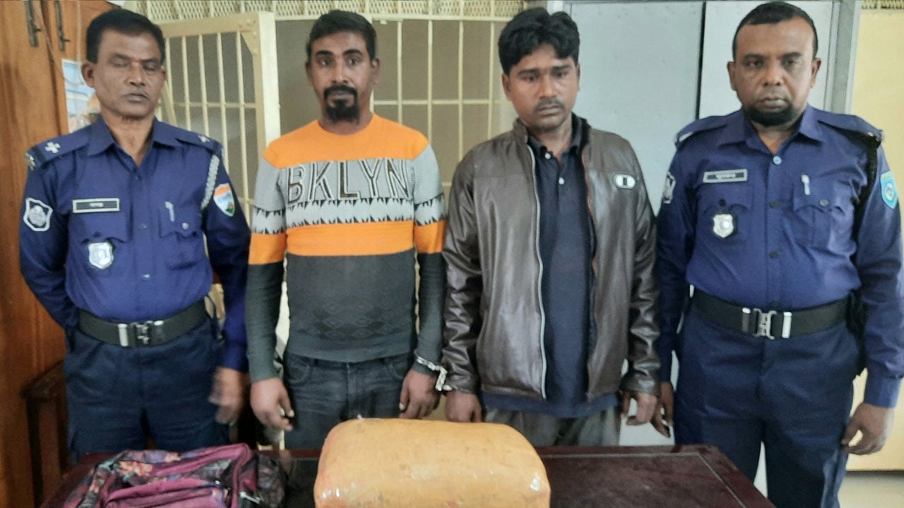 দুই মাদক কারবারিকে গাঁজাসহ পুলিশে দিলো স্কুল শিক্ষার্থীরা