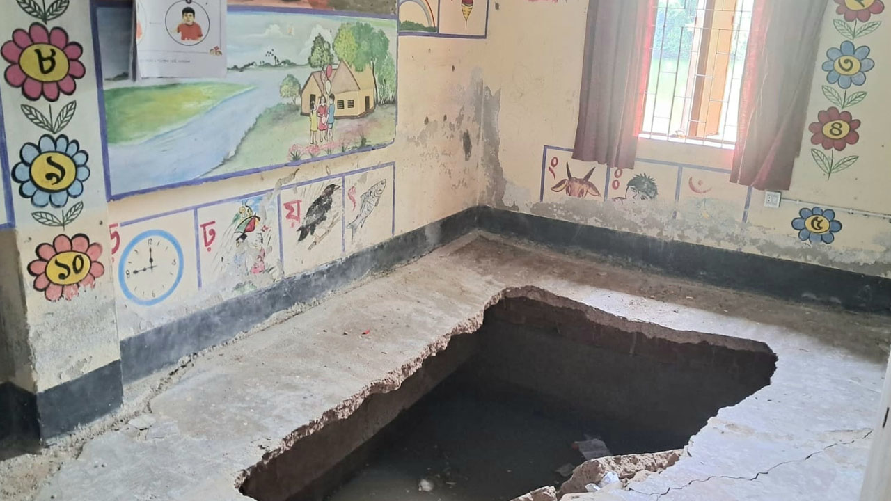প্রধান শিক্ষক শ্যামনাথের উদাসীনতা, মেঝে ধসে পুকুরে শিশুশ্রেণির ৫ শিক্ষার্থী