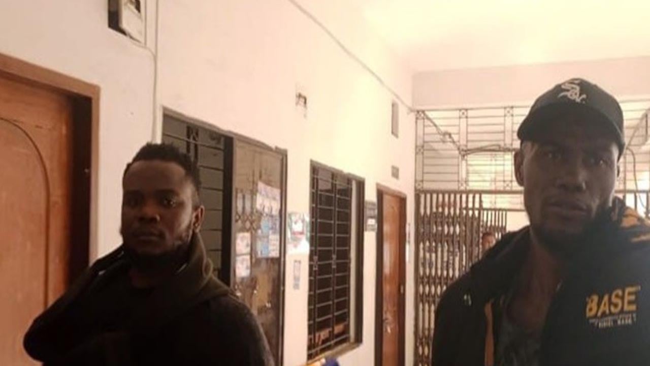 পাসপোর্টে সিল জালিয়াতি, ২ আফ্রিকান নাগরিক রিমান্ডে