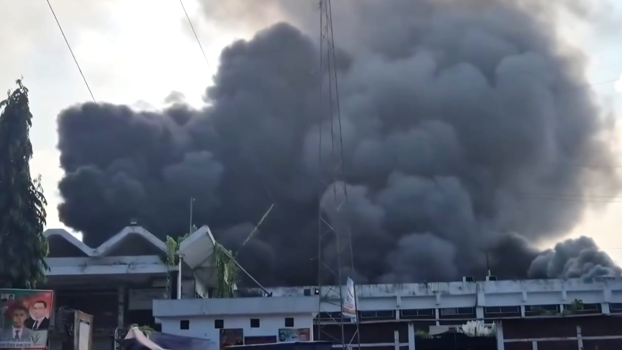 শাহজালাল বিমানবন্দরের কার্গো সেকশনে আগুন, ফ্লাইট চলাচল সাময়িক স্থগিত