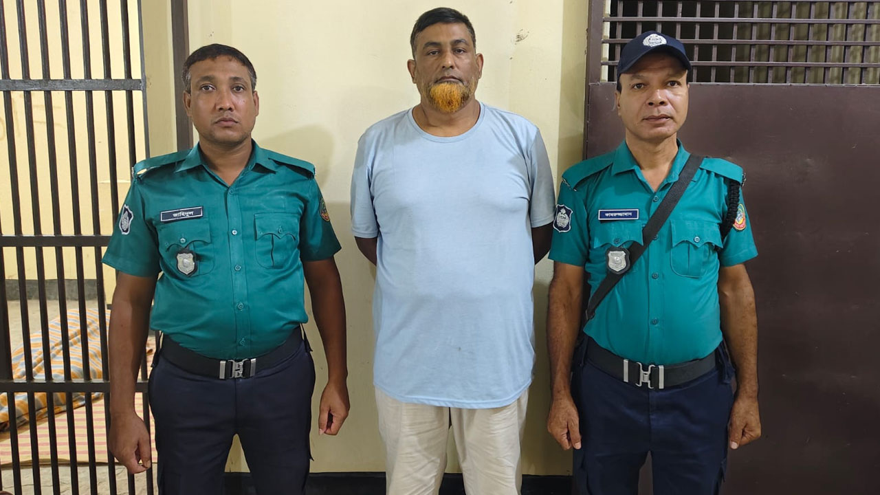 আত্মগোপনে থাকা নিষিদ্ধ আ.লীগ নেতাকে পুলিশে দিল ছাত্র-জনতা