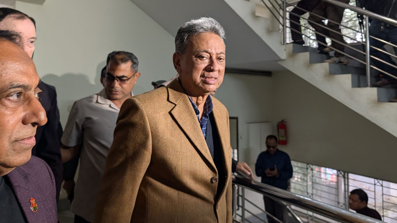 মনোনয়নপত্র জমা দিলেন আমির খসরু