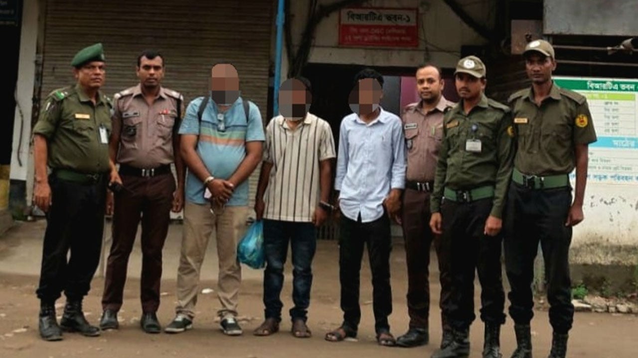 বিআরটিএ তুরাগ কার্যালয়ে আনসারের অভিযান, দালাল চক্রের ৩ সদস্য আটক
