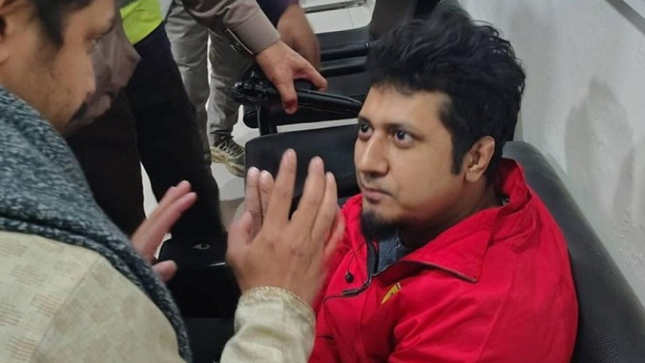 শাহবাগে ইনকিলাব মঞ্চের কর্মসূচি থেকে খেলনা পিস্তলসহ যুবক আটক